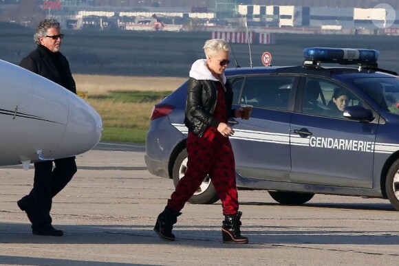 Pink arrive à l'aeroport du Bourget le 1er Décembre 2012, au Bourget