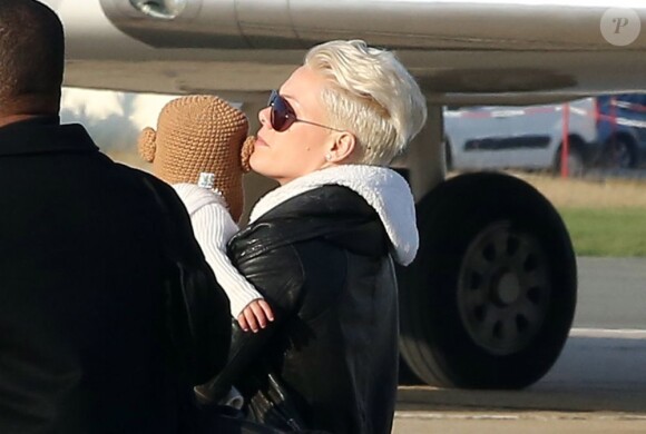 Pink : une maman poule avec sa fille Willow arrivent à l'aeroport du Bourget le 1er Décembre 2012, au Bourget