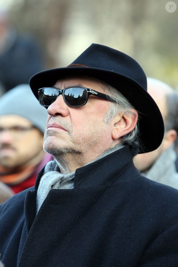 Serge July assiste aux obsèques de Erik Izraelewicz, ancien directeur du journal Le Monde, au Père Lachaise à Paris, le 4 decembre 2012.