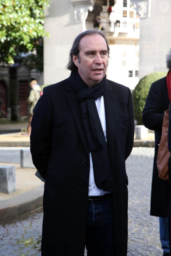 Xavier Niel assiste aux obsèques de Erik Izraelewicz, ancien directeur du journal Le Monde, au Père Lachaise à Paris, le 4 decembre 2012.