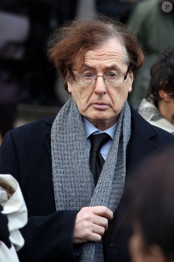Jean-Louis Gergorin assiste aux obsèques de Erik Izraelewicz, ancien directeur du journal Le Monde, au Père Lachaise à Paris, le 4 decembre 2012.