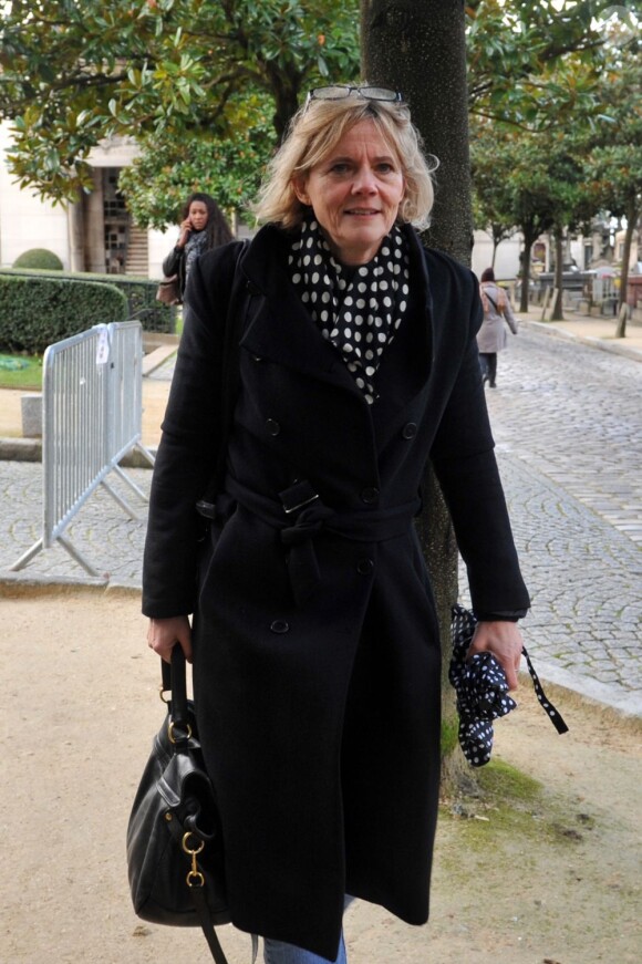 Florence Aubenas assiste aux obsèques de Erik Izraelewicz, ancien directeur du journal Le Monde, au Père Lachaise à Paris, le 4 decembre 2012.