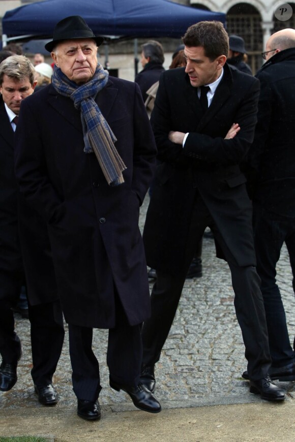 Pierre Bergé et Matthieu Pigasse assistent aux obsèques de Erik Izraelewicz, ancien directeur du journal Le Monde, au Père Lachaise à Paris, le 4 decembre 2012.