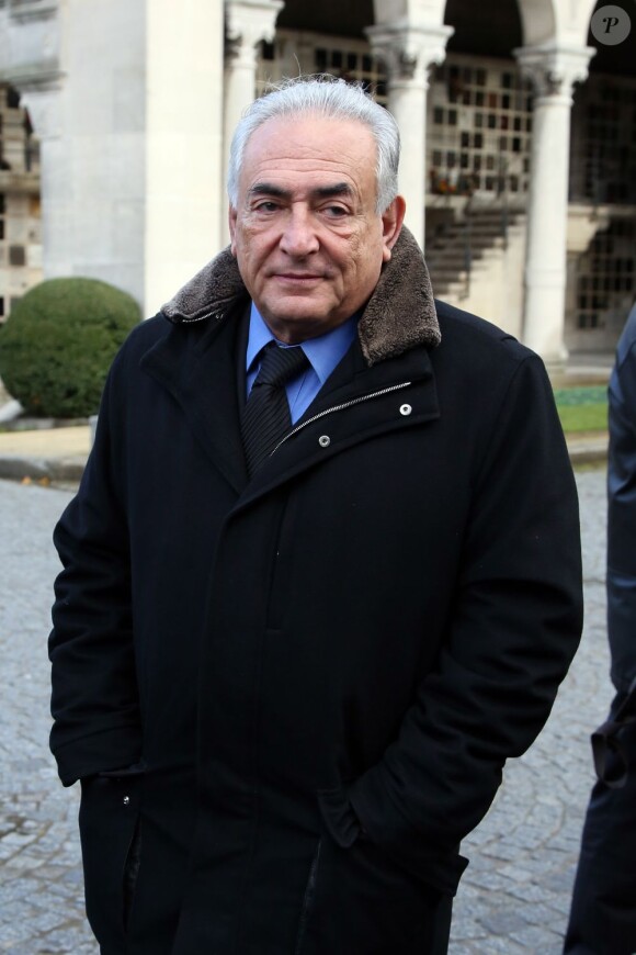 Dominique Strauss-Kahn assiste aux obsèques de Erik Izraelewicz, ancien directeur du journal Le Monde, au Père Lachaise à Paris, le 4 decembre 2012.