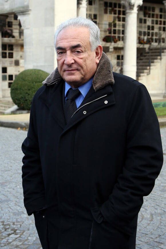 Dominique Strauss Kahn assiste aux obsèques de Erik Izraelewicz, ancien directeur du journal Le Monde, au Père Lachaise à Paris, le 4 decembre 2012.
