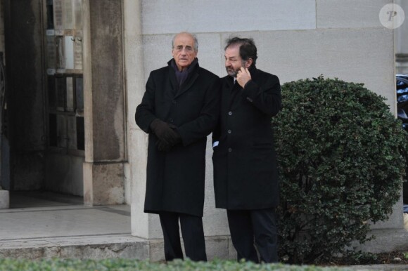 Jean Pierre Elkabbach et Denis Olivennes assistent aux obsèques de Erik Izraelewicz, ancien directeur du journal Le Monde, au Père Lachaise à Paris, le 4 decembre 2012.