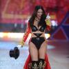 Adriana Lima renversante sur le podium Victoria's Secret, 8 semaines après la naissance de son deuxième enfant