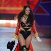 Adriana Lima a fait son retour sur le podium de Victoria's Secret 8 semaines après la naissance de son deuxième enfant