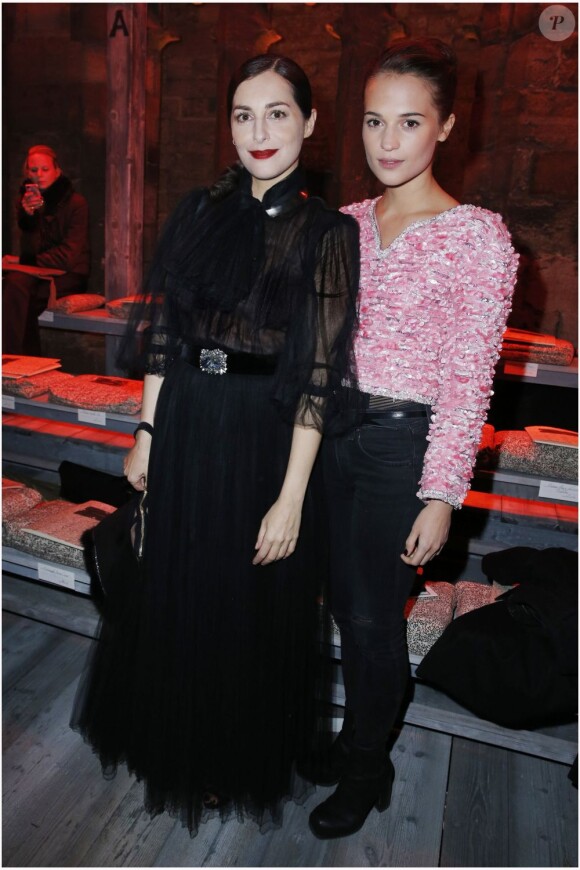 Amira Casar et Alicia Vikander on assisté au merveilleux spectacle offert par Chanel pour son défilé Métiers d'Art organisé en Ecosse le 4 décembre 2012