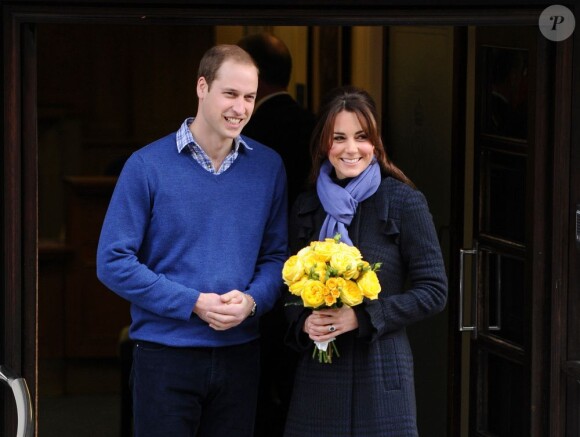Kate Middleton, enceinte, quittant auprès du prince William l'hôpital King Edward VII de Londres le 6 décembre 2012