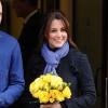 Kate Middleton, enceinte, quittant avec le prince William l'hôpital King Edward VII de Londres le 6 décembre 2012