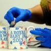 L'arrivée du bébé de Kate Middleton et du prince William fait marcher le business : à peine la grossesse annoncée, déjà des mugs font leur apparition, comme ceux-ci, faits par The Emma Bridgewater Pottery à Stoke On Trent, le 5 décembre 2012.