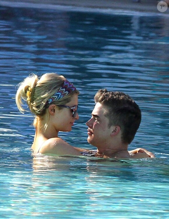 Paris Hilton, 31 ans et River Viiperi, 21 ans : le nouveau couple est loin d'être pudique : Miami le 7 décembre 2012.