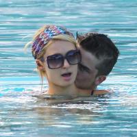 Paris Hilton : Follement amoureuse, elle oublie toute pudeur en maillot de bain