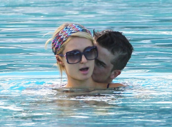 Paris Hilton est amouresue de River Viiperi et n'a pas peur de le montrer ! Miami le 7 décembre 2012.