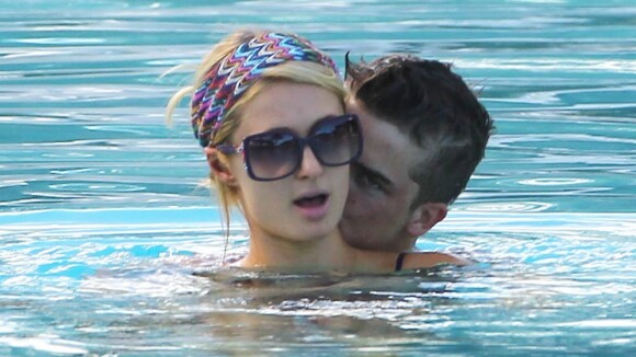 Paris Hilton : Follement amoureuse, elle oublie toute pudeur en maillot de bain