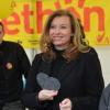 Valérie Trierweiler a passé sa journée du 8 décembre 2012 dans sa ville natale d'Angers où elle a reçu un petit coeur en ardoise lors d'une visite aux volontaires du Téléthon