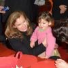 Valérie Trierweiler souriante au milieu des enfants le 8 décembre 2012 dans sa ville natale d'Angers
