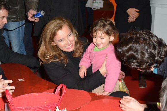 Valérie Trierweiler souriante au milieu des enfants le 8 décembre 2012 dans sa ville natale d'Angers