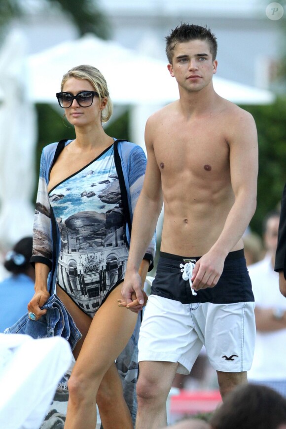 Paris Hilton et River Viiperi sont des amoureux inséparables. A Miami, le 8 décembre 2012.