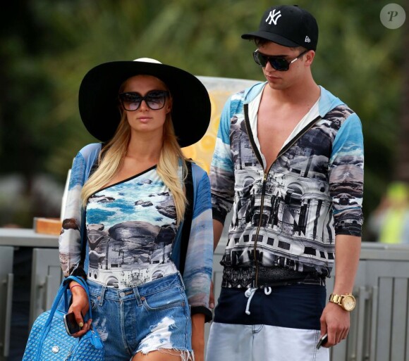 Ils s'aiment et veulent le montrer au monde entier : Paris Hilton et River Viiperi coordonnent leur looks ! A Miami, le 8 décembre 2012.