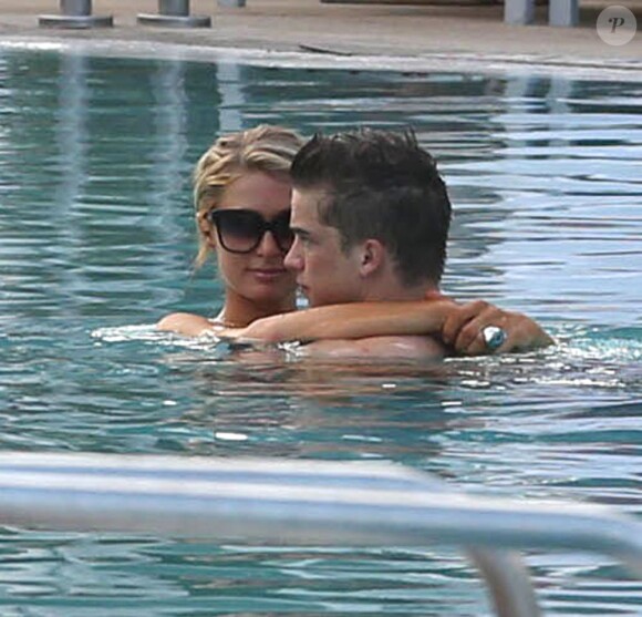Nouvelle pause sexy dans la piscine pour Paris Hilton et River Viiperi. A Miami, le 8 décembre 2012.