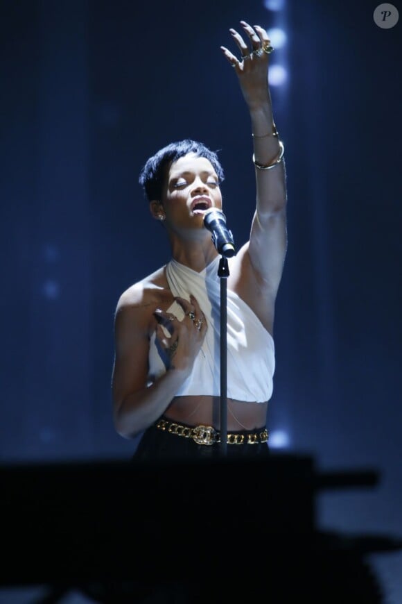 Alors que Rihanna opte pour un look chic pour sa performance sur un plateau de télé en Allemagne, elle affole internet avec de nouveaux clichés à moitié nue. Le 8 décembre 2012.