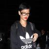 Rihanna opte pour une allure sportswear en jogging et baskets à l'aéroport de Los Angeles. Le 7 décembre 2012.