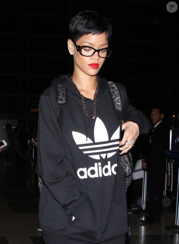 Rihanna opte pour une allure sportswear en jogging et baskets à l'aéroport de Los Angeles. Le 7 décembre 2012.