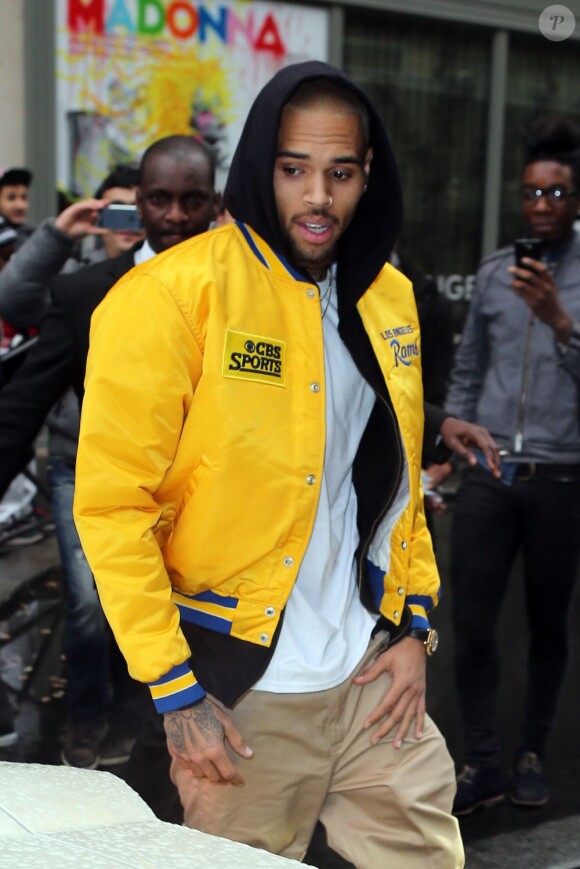 Chris Brown quitte son hotel, a bord d'une Lamborghini blanche, pour se rendre a son concert à Paris, le 7 decembre 2012.