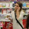 Jessica Alba fait ses courses dans un supermarché très bon marché. Le 9 décembre 2012 à Los Angeles