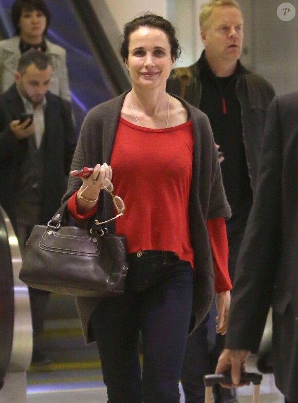 Andie MacDowell à l'aéroport de Los Angeles, dévoile sa beauté naturelle et ose le teint nu, sans maquillage. Le 7 décembre 2012