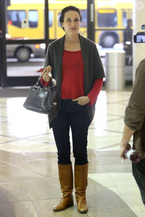 Andie MacDowell à l'aéroport de Los Angeles, dévoile sa beauté naturelle sans maquillage le 7 décembre 2012