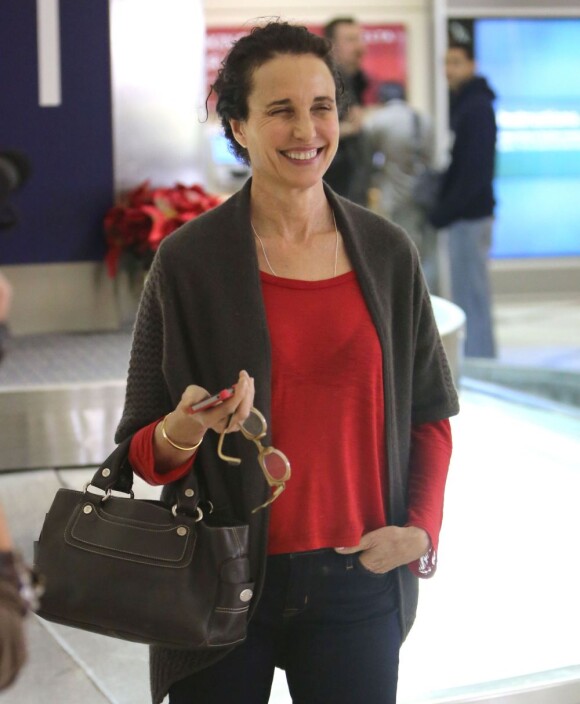 Andie MacDowell à l'aéroport de Los Angeles, dévoile sa beauté naturelle sans maquillage le 7 décembre 2012