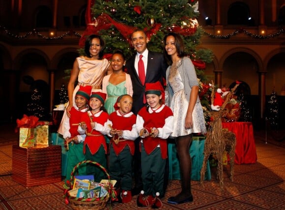 La famille Obama a pris la pose avec des enfants malades lors du Noël de la Maison Blanche à Washington le dimanche 9 décembre 2012 au profit de l'hôpital pour enfants de la ville