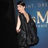 Anne Hathaway et sa robe parachute, montre son dos à la première new-yorkaise du film Les Misérables au Ziegfeld Theater, le 10 décembre 2012.