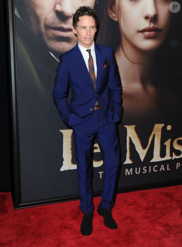 Eddie Redmayne troque le costume noir pour le bleu électrique à la première new-yorkaise du film Les Misérables au Ziegfeld Theater, le 10 décembre 2012.