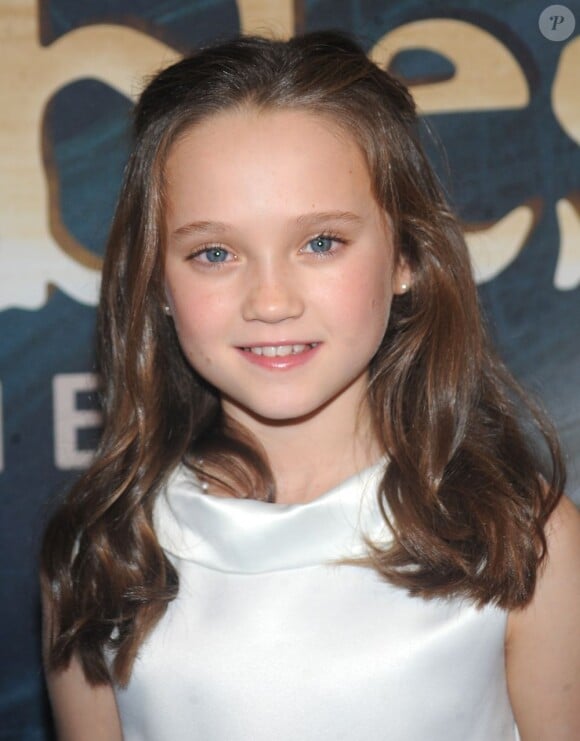 Isabelle Allen joue la petite Cosette et arpente le tapis rouge de la première new-yorkaise du film Les Misérables au Ziegfeld Theater, le 10 décembre 2012.