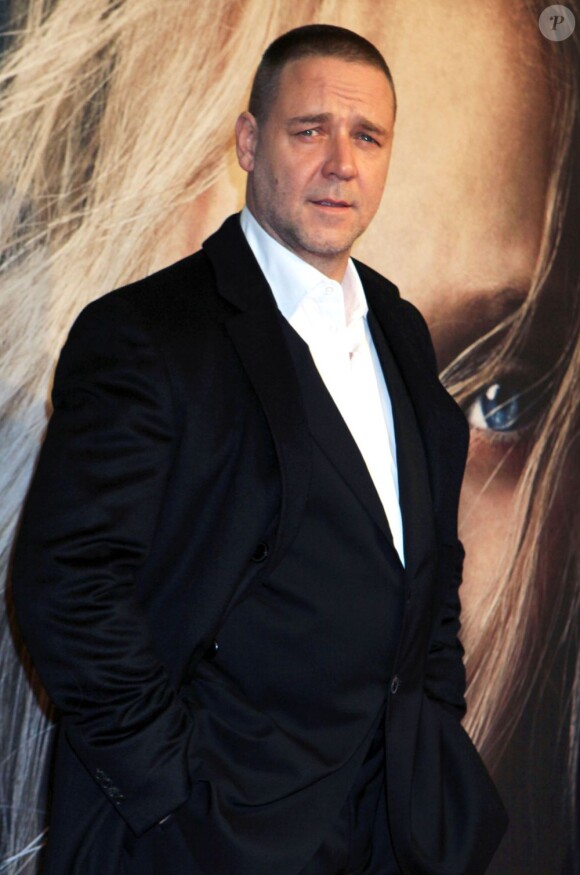 Russell Crowe, solide et droit à la première new-yorkaise du film Les Misérables au Ziegfeld Theater, le 10 décembre 2012.