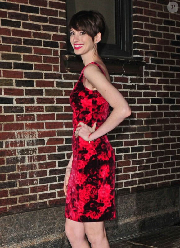 Anne Hathaway pose à la sortie du David Letterman Show à New York, le 10 décembre 2012. 