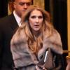 Céline Dion quitte son hôtel, le George V, pour se rendre sur le plateau de l'emission C a vous à Paris, le 28 novembre 2012