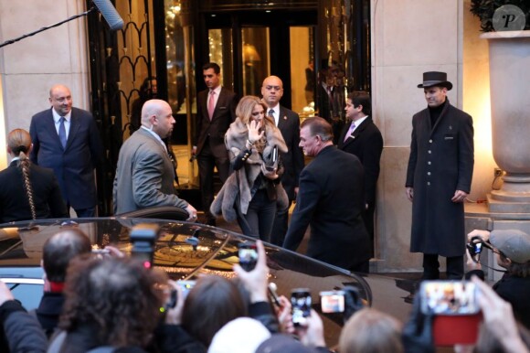 Céline Dion quitte son hôtel, le George V, pour se rendre sur le plateau de l'emission C a vous à Paris, le 28 novembre 2012