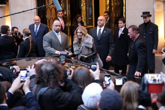 Céline Dion quitte son hôtel, le George V, pour se rendre sur le plateau de l'emission C a vous à Paris, le 28 novembre 2012