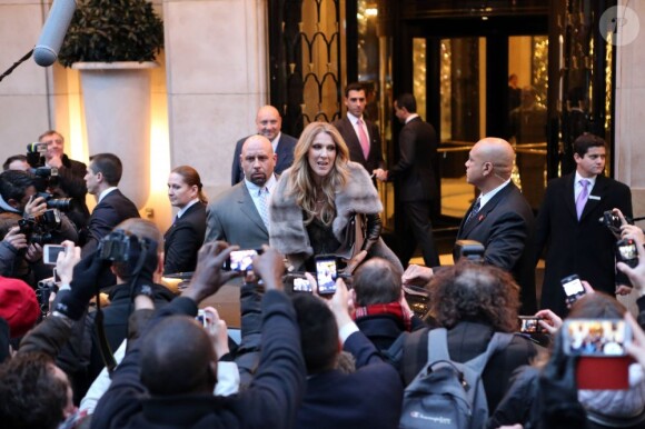 Céline Dion quitte son hôtel, le George V, pour se rendre sur le plateau de l'emission C a vous à Paris, le 28 novembre 2012