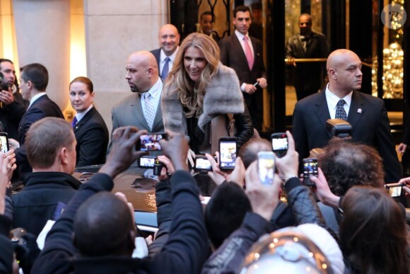 Céline Dion quitte son hôtel, le George V, pour se rendre sur le plateau de l'emission C a vous à Paris, le 28 novembre 2012