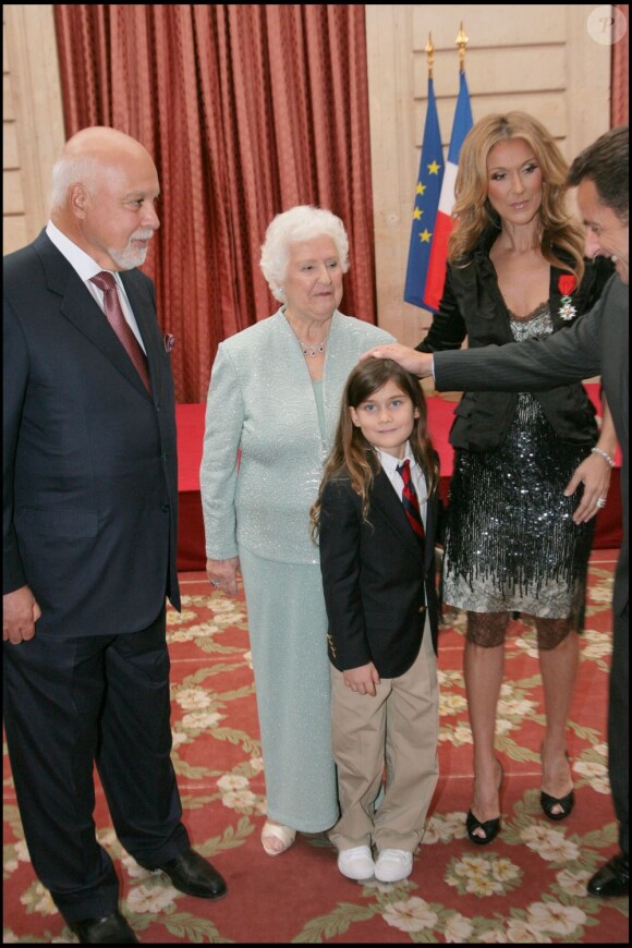 Thérèse Dion se rend à l'Elysée pour la remise de la médaille du Chevalier de la Légion d'Honneur à sa fille Céline Dion à Paris le 23 mai 2008.