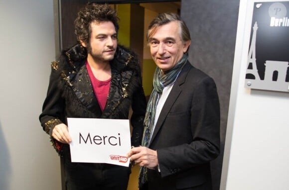 Matthieu Chédid et Philippe Douste-Blazy lors de la soirée Unitaid retransmise en direct sur D17, samedi 8 décembre 2012 à Paris.