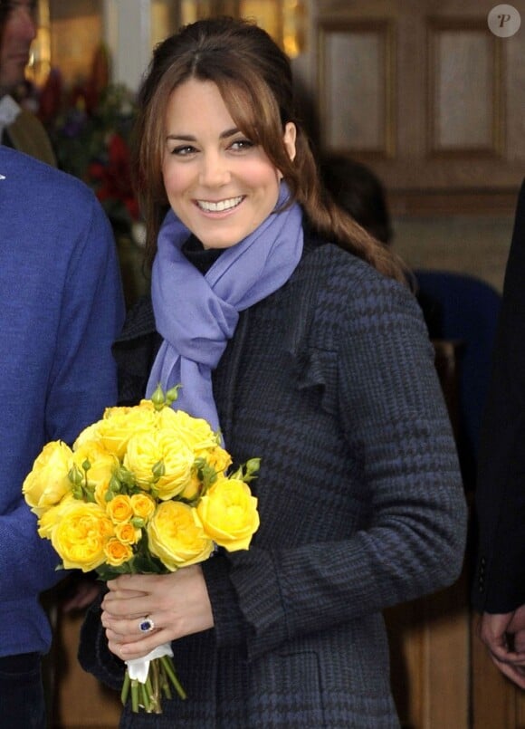 La duchesse de Cambridge Kate Middleton quittait l'hôpital King Edward VII à Londres avec le sourire, le jeudi 6 décembre.