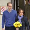 Kate Middleton quitte l'hôpital King Edward VII sous l'oeil bienveillant de son mari le prince William. Londres, le 6 décembre 2012.