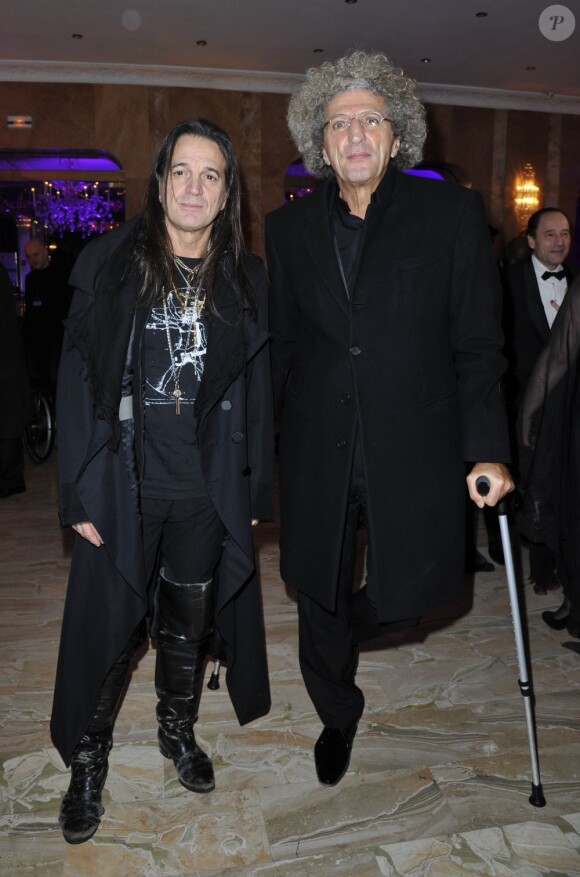 Francis Lalanne et Elie Chouraqui blessé lors de la 36e édition du prix 'The Best', aux salon Hoches à Paris, le 11 décembre 2012